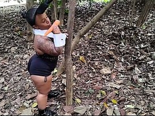 P&aacute_scoa em p&uacute_blico na natureza - Coelhinha safada levou a cenoura pediu para. Montavani colocar no cu