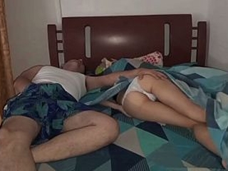 El culo delgado de mi hermanastra no me dejaba dormir