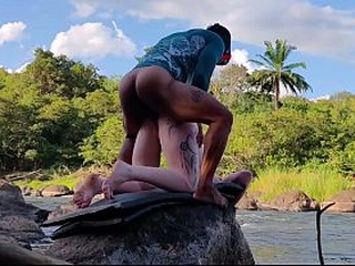 GAROTA ALBINA JOVEM MOSTRA SEU POTENCIAL DANDO O CU APERTADO PRA OS TRES CARAS GOSAR DENTRO